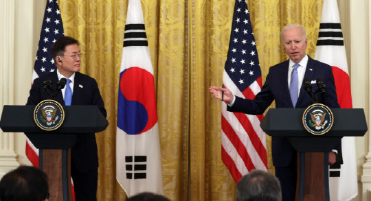 문재인 대통령과 조 바이든 미국 대통령이 21일 오후(현지시간) 백악관에서 정상회담 후 공동기자회견을 하고 있다.(연합뉴스)